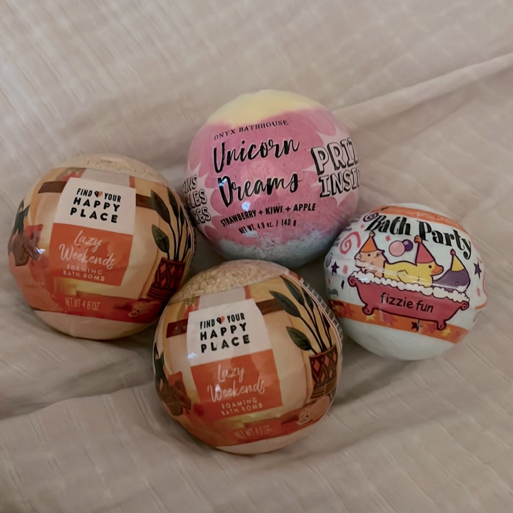 Bundle of bath bombs